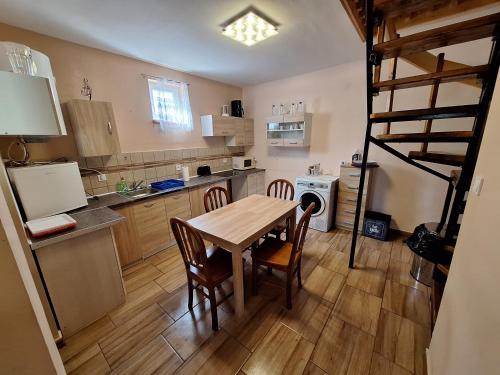 virtuve, Cserke Holdfény Apartman (Cserke Holdfeny Apartman) in Cserkeszőlő