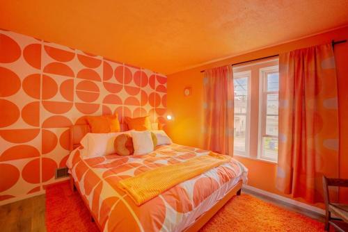 Retro 1970s Rollercoaster House 5 Mins from Cedar Point in Sandusky, USA