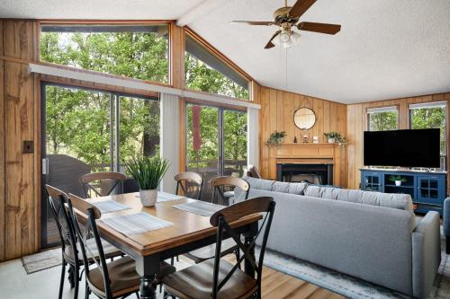 Cabin w Hot Tub, Indoor Pool / Gym Access, & WiFi in Hedgesville, USA