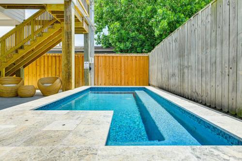 1 Mi to Beach Home in Old Town Port Aransas