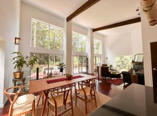 Unique and Private 25ft Waterfall House Hunter NY in Elka Park, USA