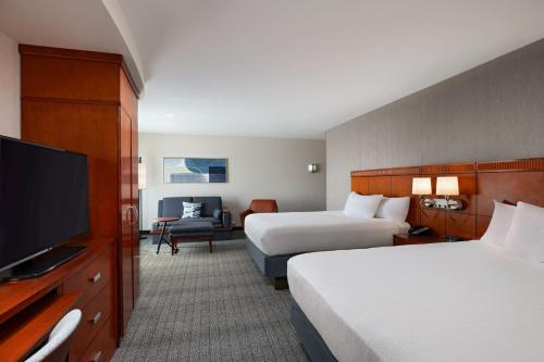 2 queen beds, 1 sofa bed