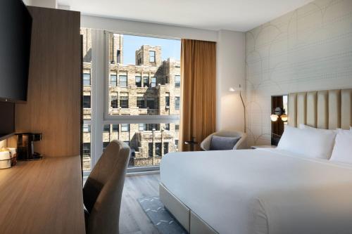 King Room with City View image 4