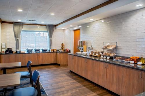 Fairfield by Marriott Inn & Suites Saratoga Malta - 식음료(F&B)