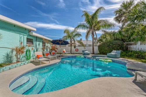 Walk to Beach, Heated Pool, Dog-Friendly, Firepit in Daytona Beach, USA