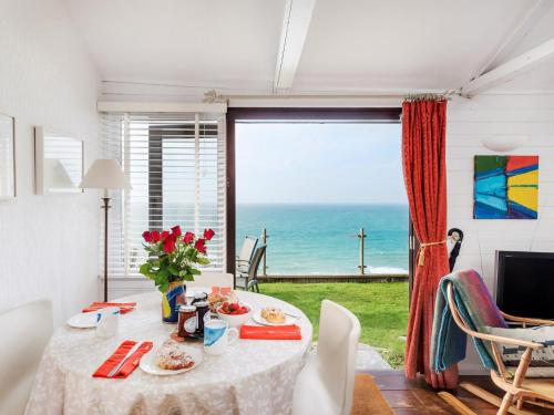 1 Bed in Whitsand Bay 74824