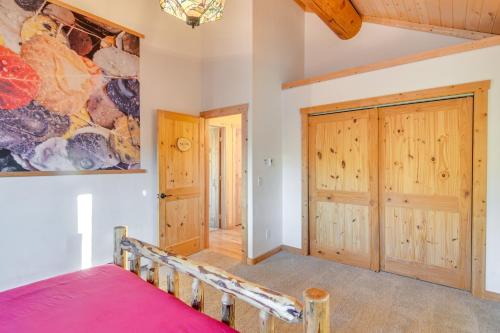 Aspen Grove Lodge - Log Home on 5 Acres with Deck! - image 19