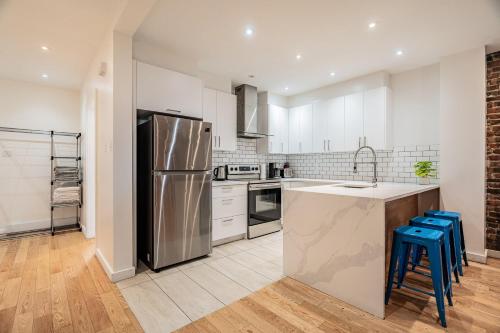 Vibrant Le Plateau Escape for Groups Near Metro - Apartment - Montréal