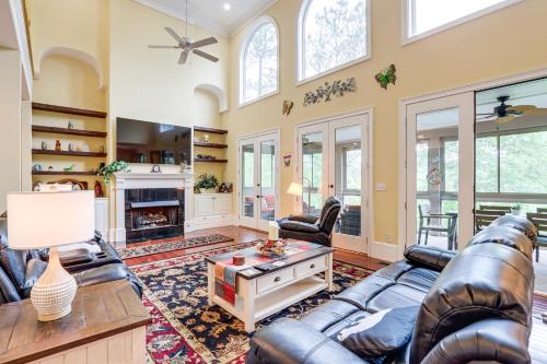 Beautiful Coosawattee River Retreat with Hot Tub! in Ellijay, USA