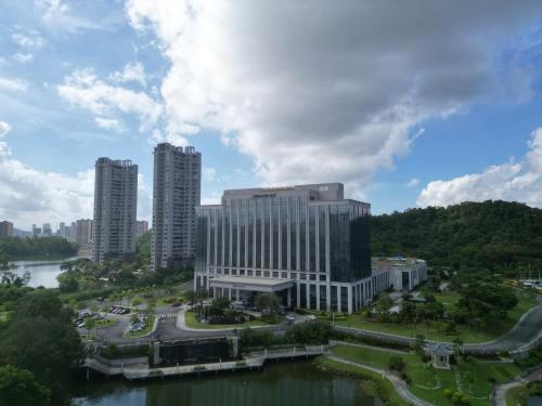 HUALUXE Yangjiang City Center, an IHG Hotel