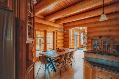 virtuve, L'Echo Boreal - Hot tub & Private Lake Access in Mille-Isles (QC)