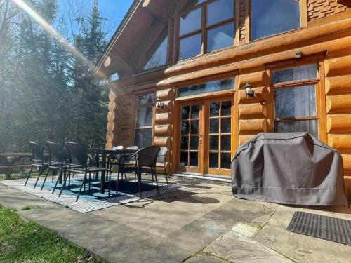Balkons/terase, L'Echo Boreal - Hot tub & Private Lake Access in Mille-Isles (QC)