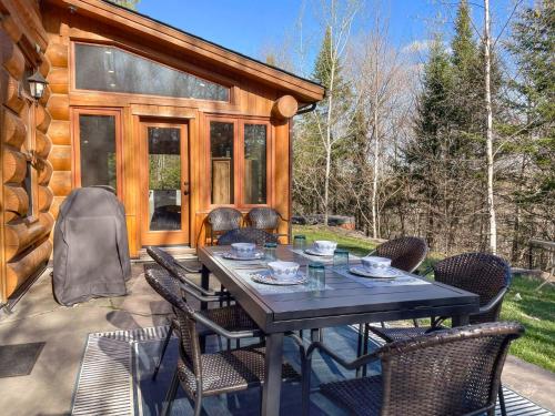 Balkons/terase, L'Echo Boreal - Hot tub & Private Lake Access in Mille-Isles (QC)