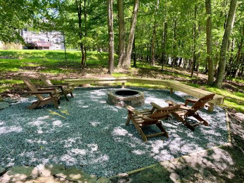 AMAZING Home with PRIVATE POOL, GAME ROOM & FIRE PIT! in Marshalls Creek