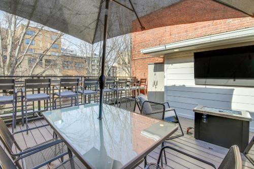 Stylish Dtwn Knoxville Condo with Rooftop Deck!