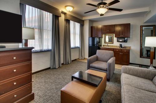 2 queen beds, 1 sofa bed