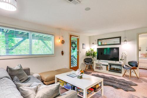 Lush Portland Flat with Fire Pit, 4 Mi to Dtwn!