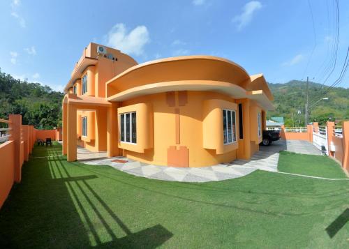 Exterior view, The Nook at Pax Vale in Cascade