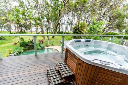 Blissful Lakefront Pool and Oasis in Lake Munmorah