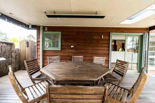 Blissful Lakefront Pool and Oasis in Lake Munmorah