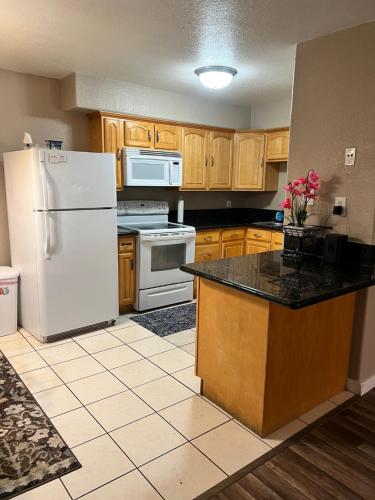 Quiet 1bed,1bath Condo With Free Parking - Fresno, CA