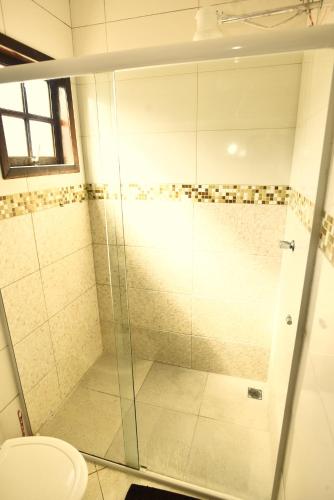 Fürdőszoba, Apto bem equipado, com 2 quartos acomoda até 6 pessoas confortavelmente (Apto bem equipado, com 2 quartos acomoda ate 6 pessoas confortavelmente) in Ubatuba Center