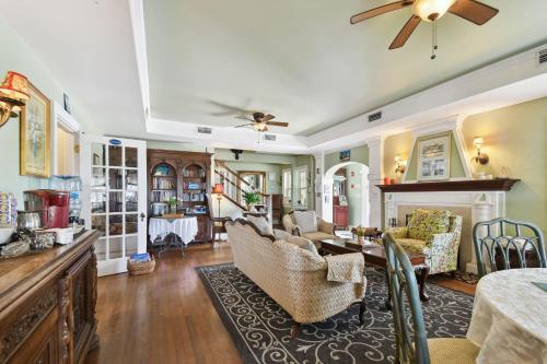 Sea Breeze Manor Inn in Gulfport (FL)
