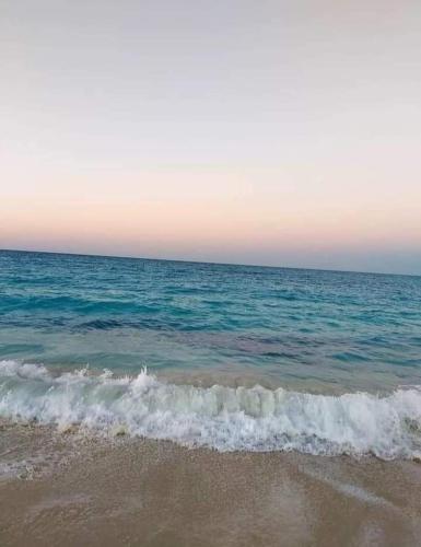 شاليه سياحي مكيف صف أول علي البحر مباشره ومكيف وبحديقه خاصه, Ras Sedr (foto 2)