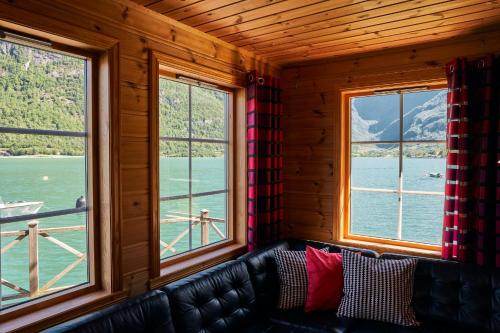 Fjordhytte-6 direkt am Maurangerfjord, einem Seitenarm des Hardangerfjords in Bakka