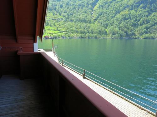 Fjordhytte-16 direkt am Sognefjord in Bjordal, mit mietbaren 9,9 PS bis 60 PS Motorbooten in Bjordala