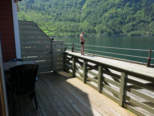 Fjordhytte-16 direkt am Sognefjord in Bjordal, mit mietbaren 9,9 PS bis 60 PS Motorbooten in Bjordala