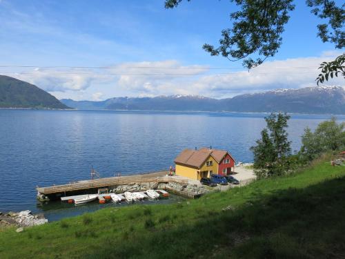 Fjordhytte-23 direkt am Sognefjord, mit mietbaren Motorbooten 9,9-60 PS in Bjordala