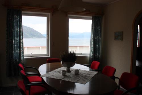 Fjordhytte-17 in Norwegen direkt am Fjord, mit mietbaren 9,9 PS bis 60 PS Motorbooten in Bjordala