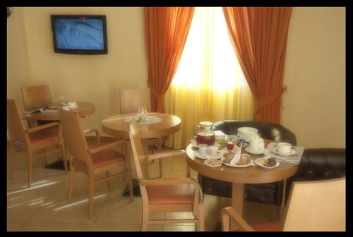 City Hotel - image 7