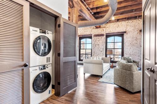 2BR Riverfront Loft-Gated Parking-P206 in Saint Louis, USA