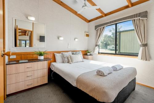 2 bedrooms, 5 beds