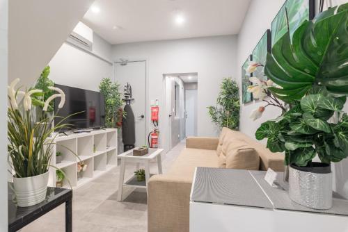 Homely Double Room - AC - 1Min Walk to Central - Close to Darling Harbour Chinatown CBD - Shared Bat - Surry Hills