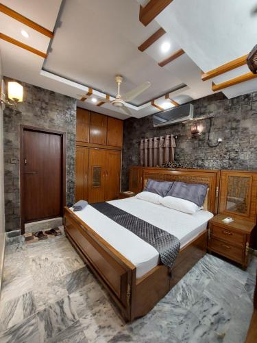 Travellers Home 2BR PORTION Gulshan Iqbal blk#7 — other in House#5-B FL-8 Street#6 1st Floor Block#7 Gulshan Iqbal Karachi, Karachi Pakistan, 75300