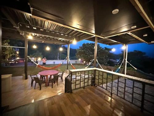 ระเบียง/ชานเรือน, Blasina Beer Hostel in โบกูเอเต