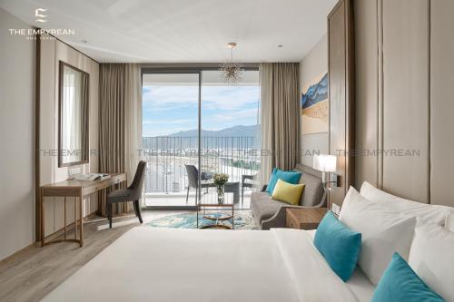 Deluxe King Room with City View image 2