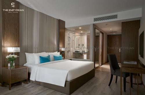 Deluxe King Room with City View image 3