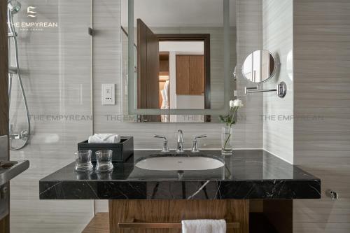Deluxe King Room with City View image 5