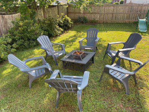 Comfy 5Bed Gem! Fenced Back Yard, Game Room, Free Parking, Snacks, Pet Okay! Comfy 5Bed Gem! Fenced Back Yard, Game Room, Free Parking, Snacks, Pet Okay!