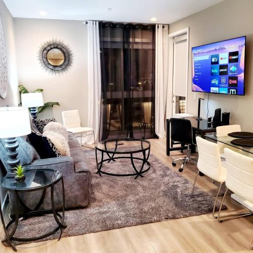 Spacious 22, Wi-fi, Pool, Hot Tub, 24hr Gym in Los Angeles, USA