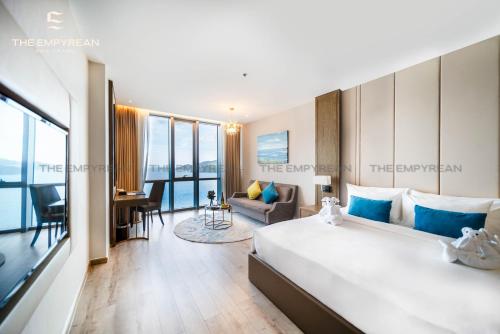 Deluxe King Room with Sea View image 2