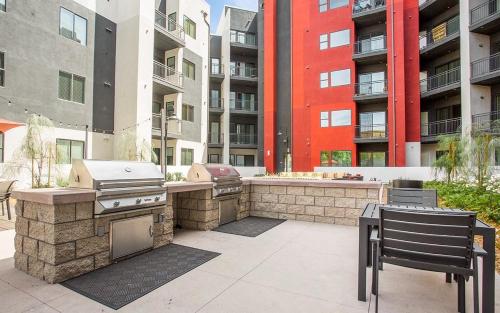 Luxury Designed 2 Bedrooms Part Hotel in Woodland Hills CA in Los Angeles, USA