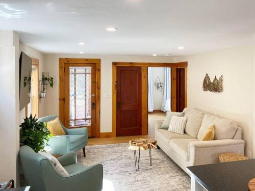 Cozy 3 Bedroom Getaway with Hot Tub in Burlington, USA