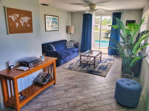 Entire home with pool & beach 5 min away! in Englewood (FL)