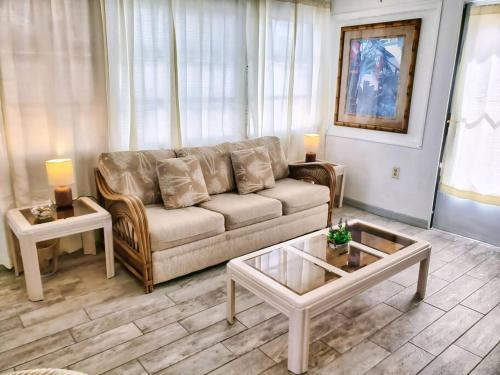 Entire home with pool & beach 5 min away! in Englewood (FL)