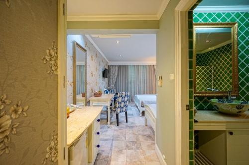 room detail thumbnail 2